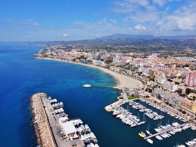 Playa Centro y el puerto